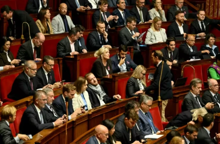 Marine Le Pen (c), présidente du groupe RN, assise avec les députés du RN et ceux de son allié l'UDR lors de la journée réservée à l'Assemblée nationale, le 8 octobre 2026 à Paris ( AFP / LOU BENOIST )