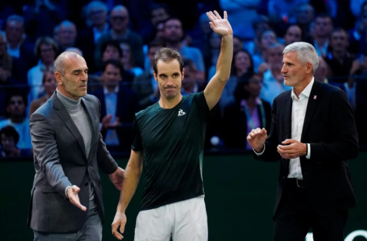 Richard Gasquet, "le petit Mozart du tennis français" salué par le patron du tournoi de Paris Cédric Pioline et le président de la FFT Gilles Morettonpour son dernier match au Masters de Paris-Bercy , le 29 octobre 2024 
