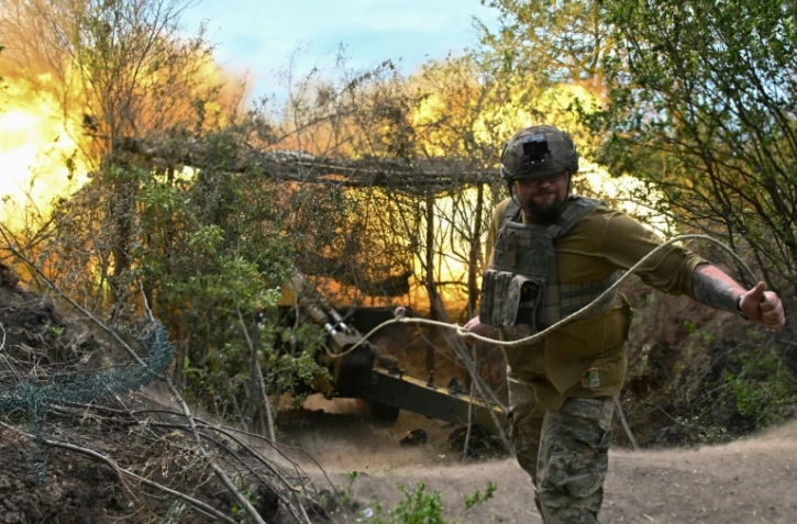 Tir au canon de campagne 2A36 Giatsint-B vers des positions russes près d'Avdiivka dans la région de Donetsk le 23 juin 2023