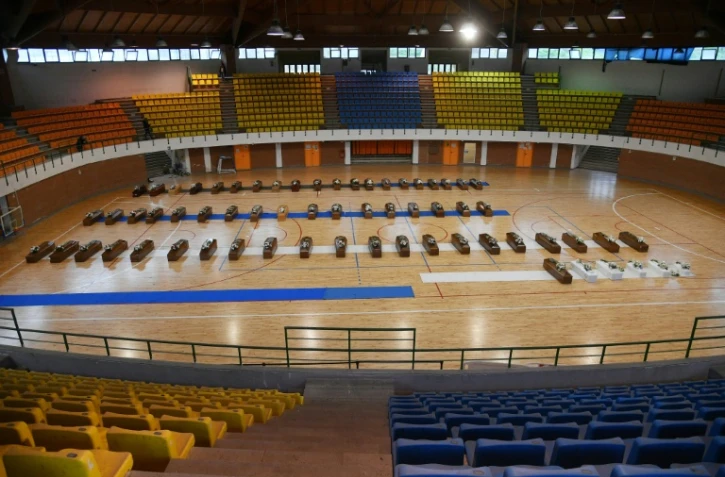 Les cercueils des migrants morts deux jours plus tôt après le naufrage de leur embarcation au large de la Calabre, dans le sud de l'Italie, à Steccato di Cutro, Italie, le 28 février 2023