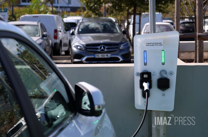 voiture électrique borne de recharge