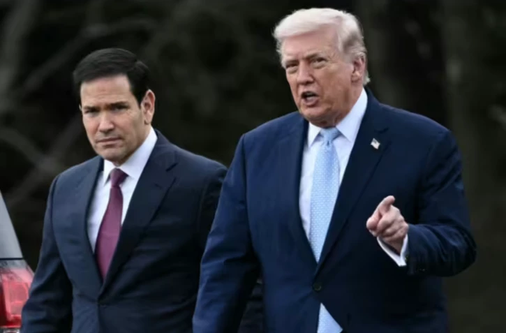 Donald Trump (à droite) et son secrétaire d'Etat Marco Rubio discutent devant la Maison Blanche, le 20 mars 2026 à Washington ( AFP / Brendan SMIALOWSKI )