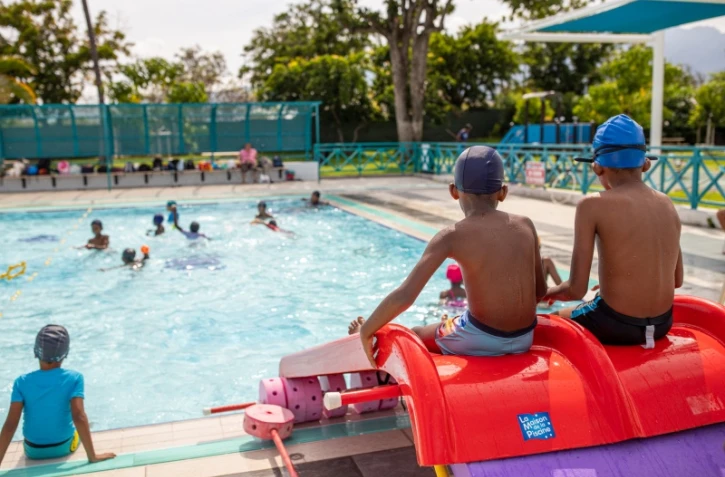 Le port : les enfants des centres de loisirs se baignent à la piscine municipale