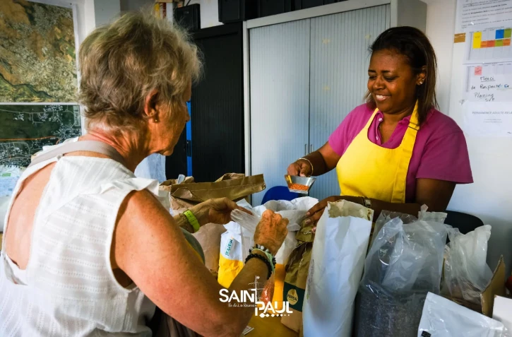 Saint-Paul : les habitants de l'Éperon profitent du marché Vrac