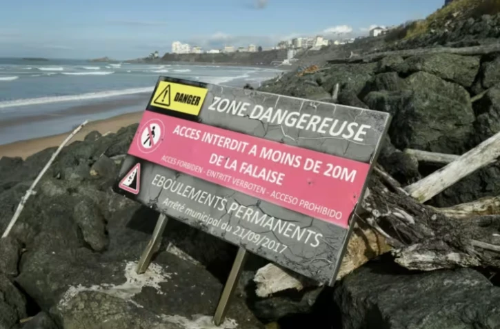 Un panneau indique "Zone dangereuse – éboulements permanents" à proximité d'une falaise à Biarritz, dans les Pyrénées-Atlantiques, le 14 février 2025 ( AFP / Gaizka IROZ )