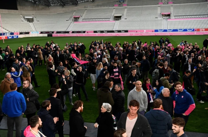 Supporteurs et joueurs du Stade Français mobilisés contre la fusion de leur club avec le Racing 92, le 13 mars 2017 au stade Jean-Bouin