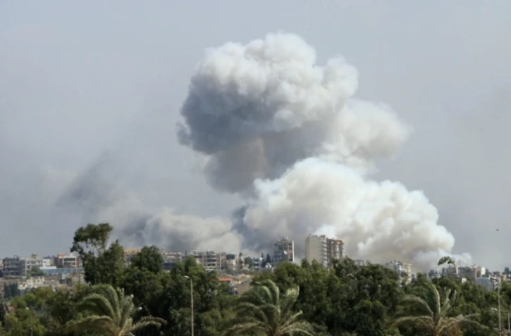 De la fumée s'élève dans le secteur du village de Bourj al-Chamali, visé par des frappes israéliennes dans le sud du Liban, le 23 septembre 2024 ( AFP / Bilal KASHMAR )