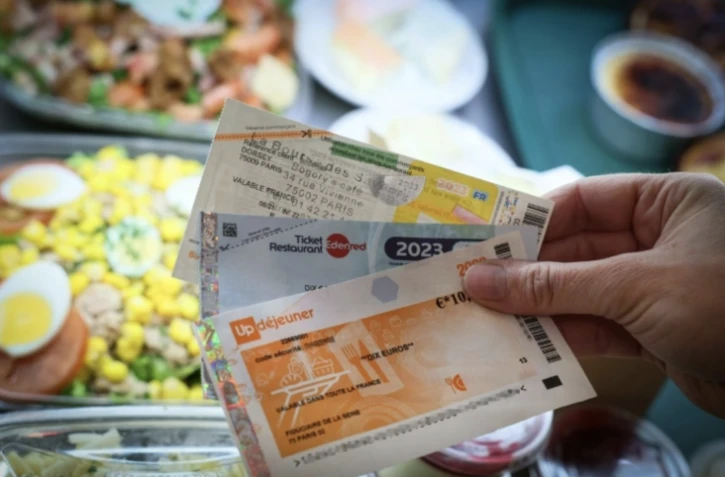 Des pâtes, du beurre, de la farine achetés en "tickets-resto" au supermarché: cette possibilité, accordée à titre dérogatoire depuis le Covid pour soutenir le pouvoir d'achat, a été prolongée jusqu'à fin 2026 par le Parlement ( AFP / ALAIN JOCARD )