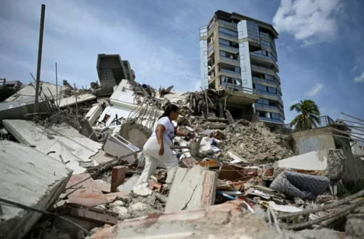 Un habitante parmi les décombres d'un immeuble à Catia La Mar, au Venezuela, le 25 juin 2026 ( AFP / Federico PARRA )
