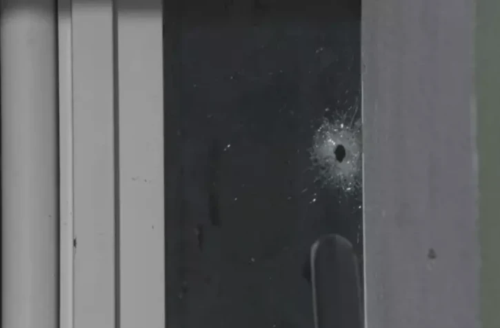 Image d'un impact de balle dans un immeuble résidentiel à Dijon, où un homme a été tué dans son lit par des tirs en rafale, le 27 novembre 2023 ( AFP / - )