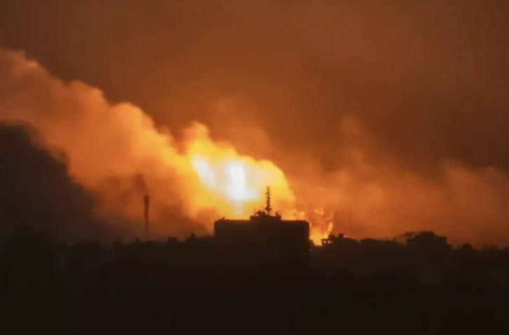 Une photo prise de la ville de Sdérot en Israël près de la frontière avec la bande de Gaza montre de la fumée et des flammes s'élevant au dessus du territoire palestinien lors de frappes israéliennes, le 5 novembre 2023 ( AFP / Aris MESSINIS )