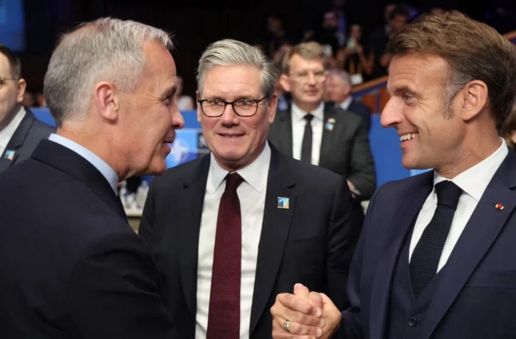 Le Premier ministre canadien, Mark Carney, le Premier ministre britannique, Keir Starmer, et le président de la République, Emmanuel Macron, à La Haye (Pays-Bas), le 25 juin 2025. (LUDOVIC MARIN / AFP)