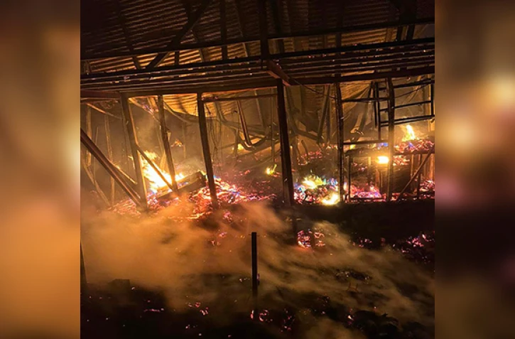 Maison en flamme à Saint-Leu