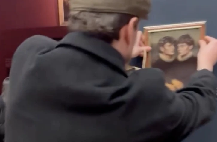 Deux Belges défient la sécurité du Louvre et accrochent leur tableau près de la Joconde