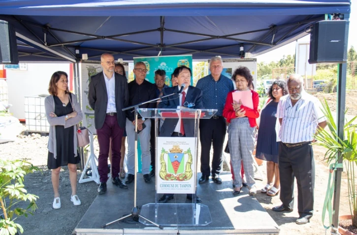 Pose de la 1ère pierre de la future crèche de la Plaine des Cafres