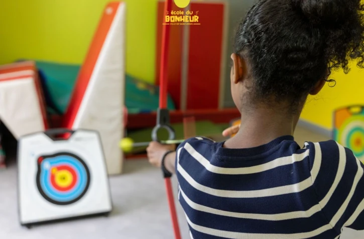 Saint-Denis : atelier tir à l'arc pendant la pause du midi 