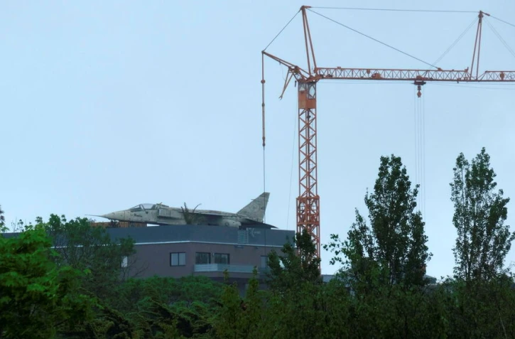  Un passionné d'aviation installe un véritable avion de chasse sur le toit de son immeuble 