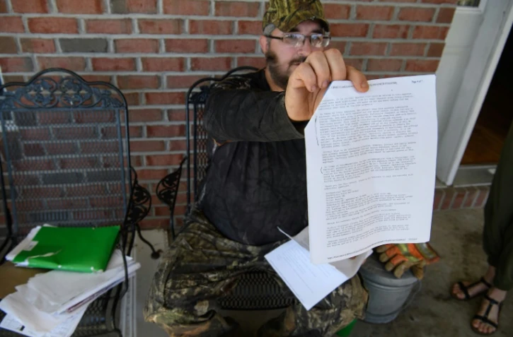 Bryan Latkanich, agriculteur de Pennsylvanie, montre des résultats d'examens de toxicologie de son jeune fils, le 22 octobre 2020