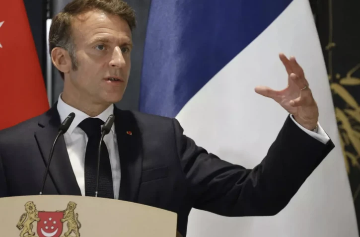  Le président français Emmanuel Macron lors d'un point-presse avec le Premier ministre singapourien Lawrence Wong à Singapour, le 30 mai 2025. © Ludovic Marin, AFP 