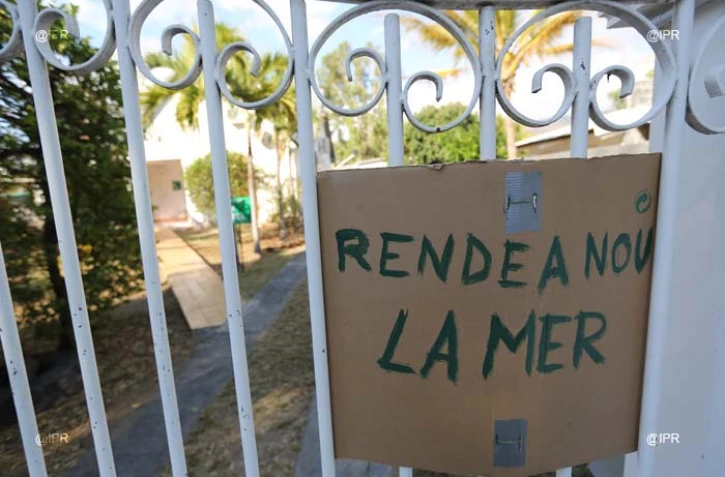 Rassemblement devant le siège de la Réserve marine