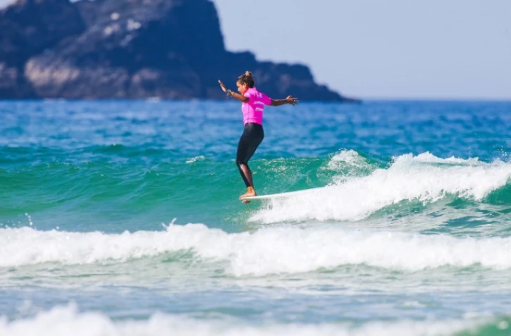 Alice Lemoigne règne sur le longboard européen à Newquay en Angleterre [