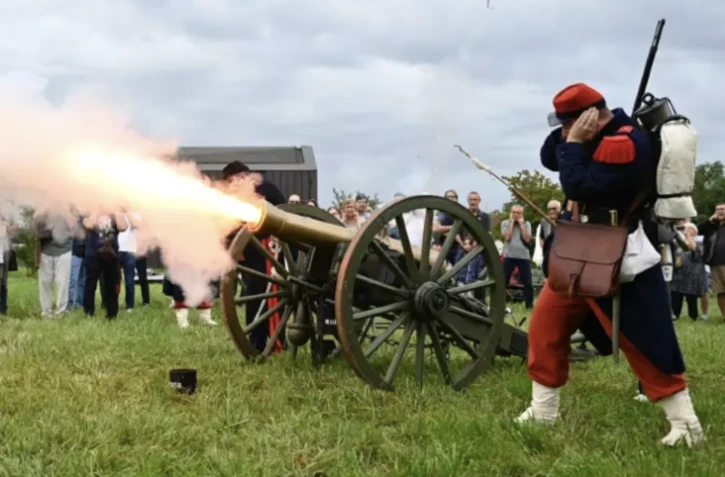 Reconstitution de la bataille de Gravelotte (Moselle), célèbre épisode la guerre franco-prussienne de 1870, le 15 août 2023 ( AFP / Jean-Christophe Verhaegen )