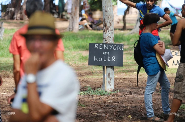 Manifestation contre les paillotes de plage KURR