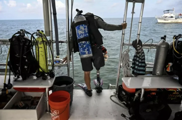 L'ancien combattant Billy Costello s'apprête à plonger, près de Key West, en Floride, le 13 juillet 2023 ( AFP / CHANDAN KHANNA )