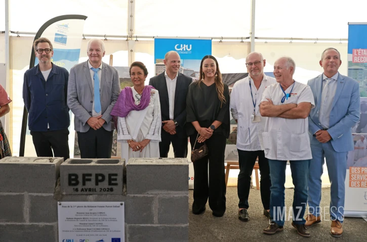 pose premiere pierre du batiment femme parent enfant au CHU Nord 