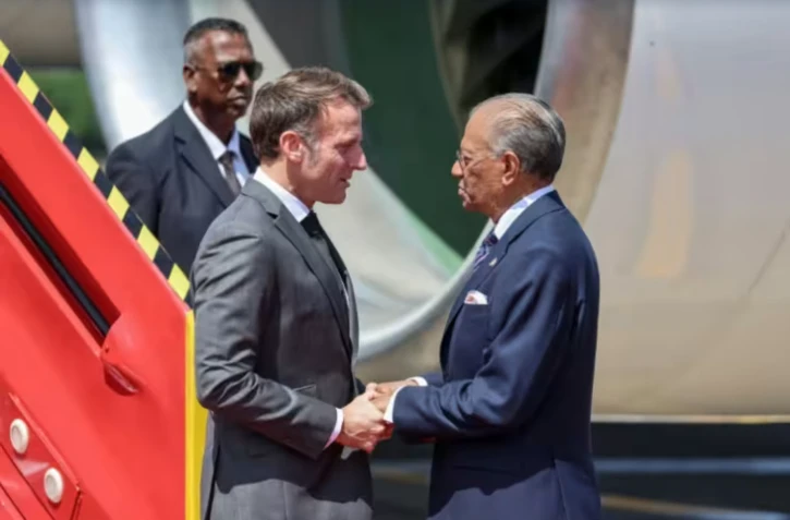 Le président français Emmanuel Macron est accueilli par le Premier ministre de l'île Maurice Navin Ramgoolam à son arrivée à Port Louis le 20 novembre 2025 ( AFP / Ludovic MARIN )