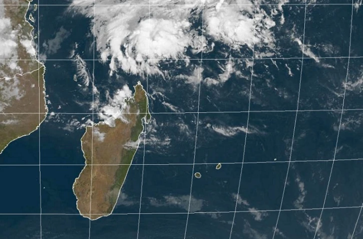 Système dépressionnaire, tempête tropicale, en formation