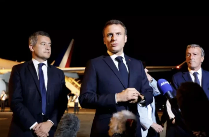 Emmanuel Macron (c), entouré des ministres de l'Intérieur Gérald Darmanin (g) et de l'Outre-mer, Philippe Vigier, à leur arrivée à Nouméa, le 24 juillet 2023 ( AFP / Ludovic MARIN )