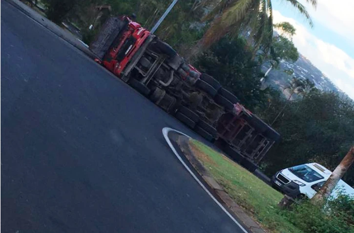 Camion couché rond-point Etang Sant Paul 