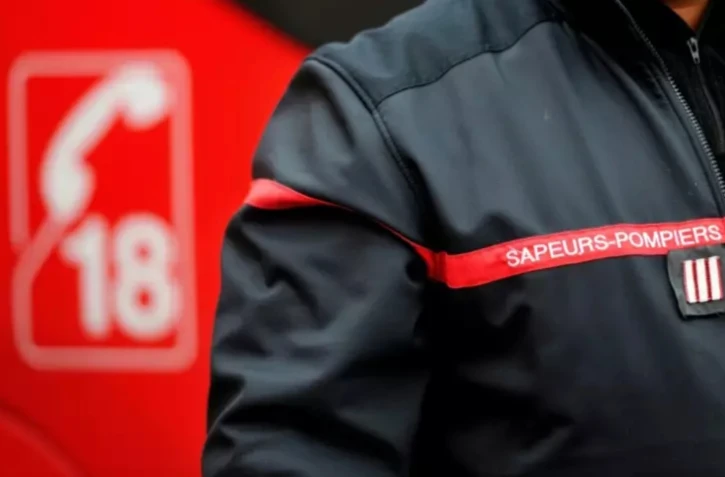 Un père, gravement blessé dimanche avec sa fillette de quatre ans lorsqu'un château gonflable d'un parc d'attractions dans le Var a été emporté par le vent, est décédé