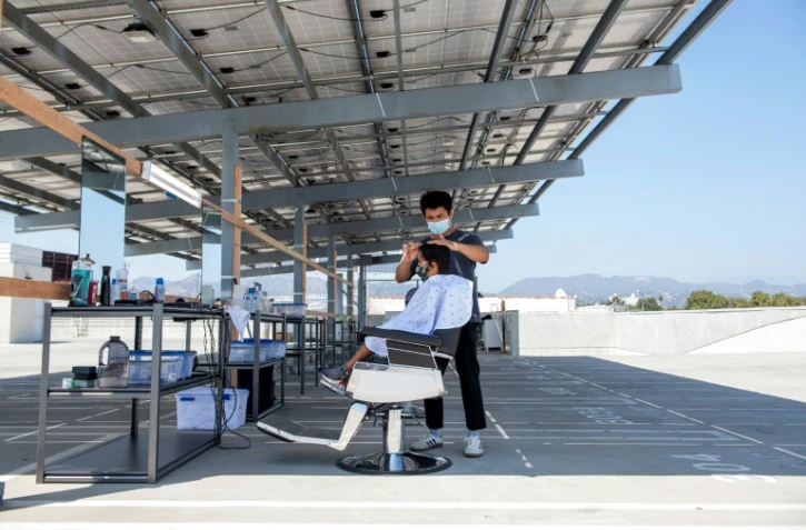 Un coiffeur à Los Angeles, le 4 août 2020