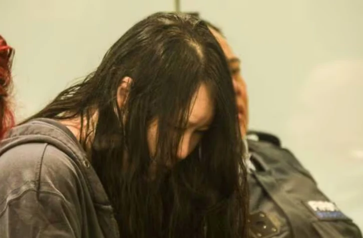 La Néo-zélandaise Hakyung Lee a été condamnée à la prison à perpétuité mercredi 26 novembre 2025 pour avoir tué ses deux enfants, dont les corps avaient été découverts en août 2022 après avoir été cachés plusieurs années dans un box de stockage. | MARKIA KHABAZI / POOL / AFP