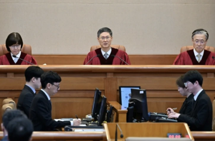 Le président de la Cour constitutionnelle de Corée du Sud, Moon Hyung-bae (au centre) prononce l'arrêt destituant le président Yoon Suk Yeol, le 4 avril 2025 à Séoul ( POOL / KIM Min-Hee )