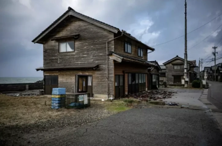 Une maison en bois, à Akasaki, au Japon, le 6 janvier 2024 ( AFP / Philip FONG )