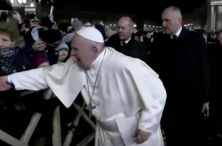 Pape François, agrippé, agacé, Nouvel an