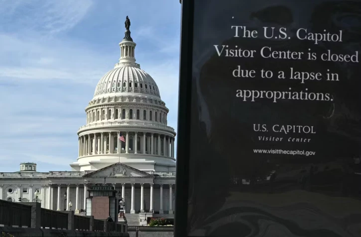 Un panneau devant le Congrès américain explique que « le centre d’accueil des visiteurs du Capitole est fermé en raison d’un manque de crédits budgétaires », causé par le shutdown, à Washington, le 4 novembre 2025. MANDEL NGAN/AFP