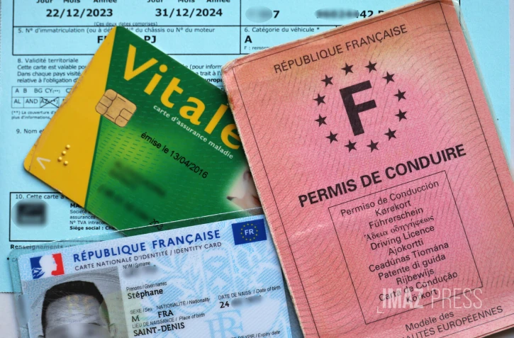 pièces identité , permis , carte vitale