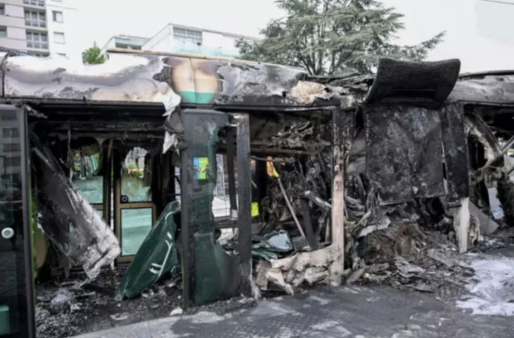 Un tramway incendié à Clamart, en région parisienne, le 29 juin 2023 ( AFP / Emmanuel DUNAND )