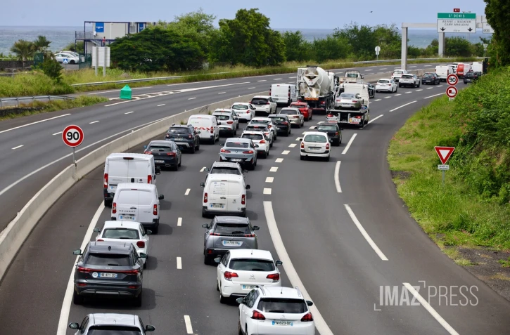 Fytia - Fortes pluies dans l'ouest - route du littoral basculée