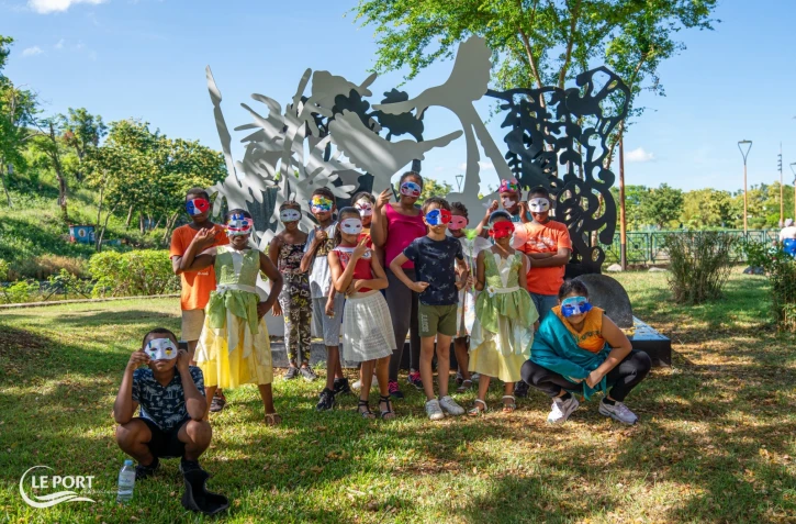 Au Port : les enfants parés de leurs plus beaux déguisements [?]