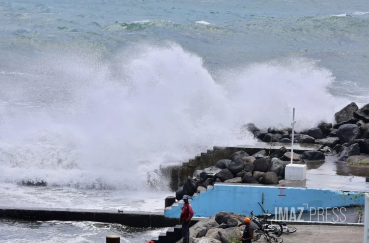 La Possession : un véliplanchiste profite du calme avant la tempête