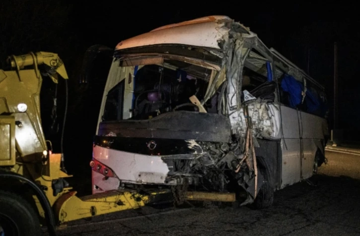 L'autocar espagnol accidenté après avoir heurté une falaise à Porté-Puymorens, dans les Pyrénées-Orientales, le 1er décembre 2024 ( AFP / Jean-Christophe MILHET )