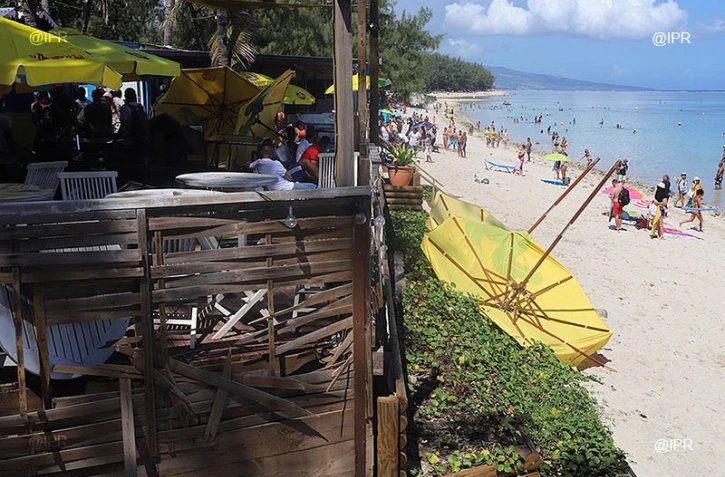 Manifestation contre les paillotes de plage KURR