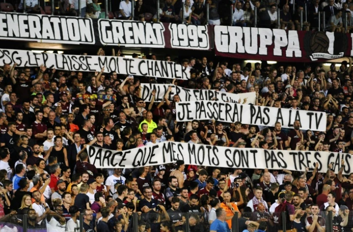La rencontre de L1 entre le PSG et Metz à Longeville-lès-Metz interrompue pendant trois minutes après le déploiement par les Ultras messins d'une banderole jugée homophobe le 30 août 2019