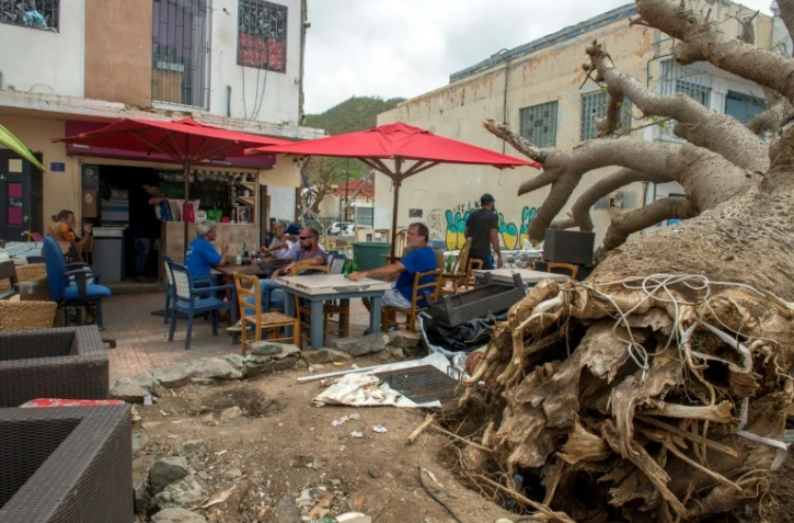 Un arbre déraciné après le passage de l'ouragan Irma près d'un bar à Marigot, à l'île franco-néerlandaise Saint-Martin, le 26 septembre 2017