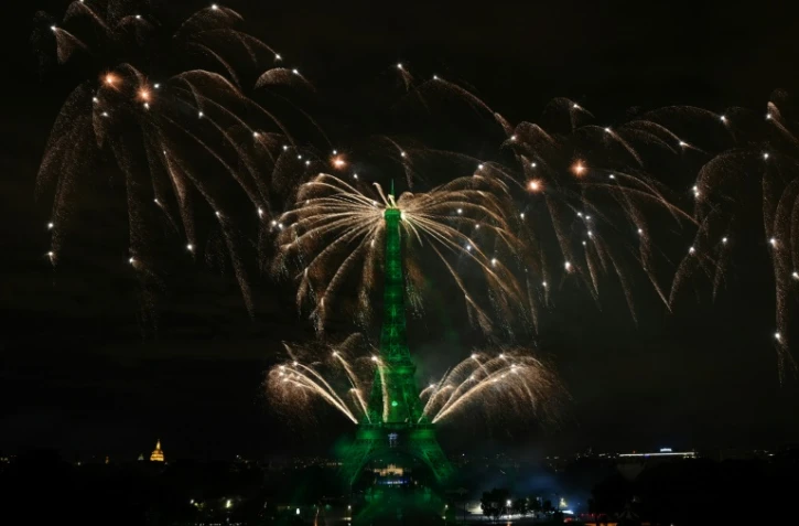 Des feux d'artifice illuminent la Tour Eiffel Ă Paris Ă l'occasion de la fĂŞte nationale le 14 juillet 2020.